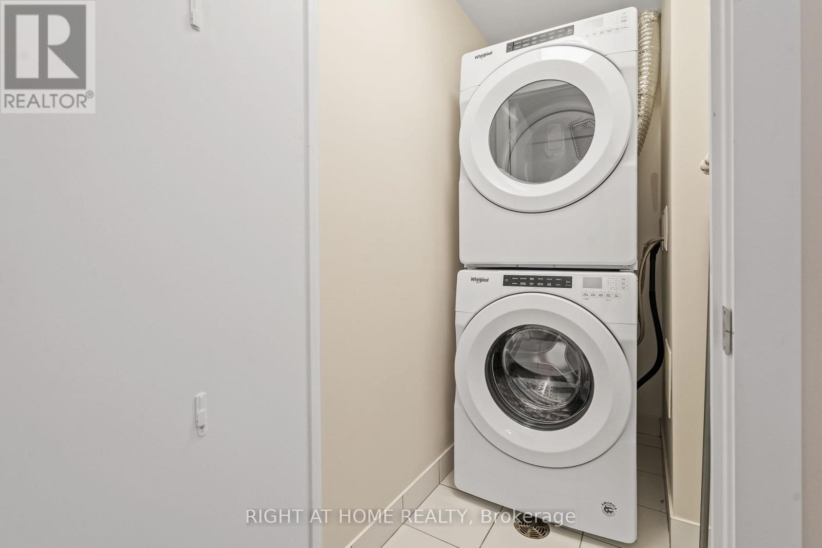 329 - 30 Shore Breeze Drive, Toronto, ON - Indoor Photo Showing Laundry Room