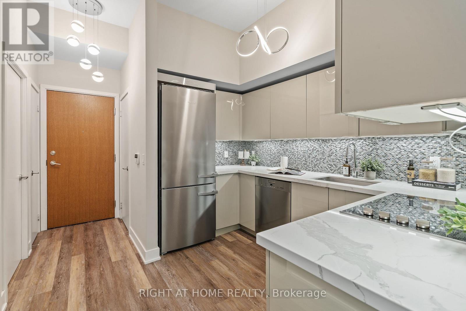 329 - 30 Shore Breeze Drive, Toronto, ON - Indoor Photo Showing Kitchen