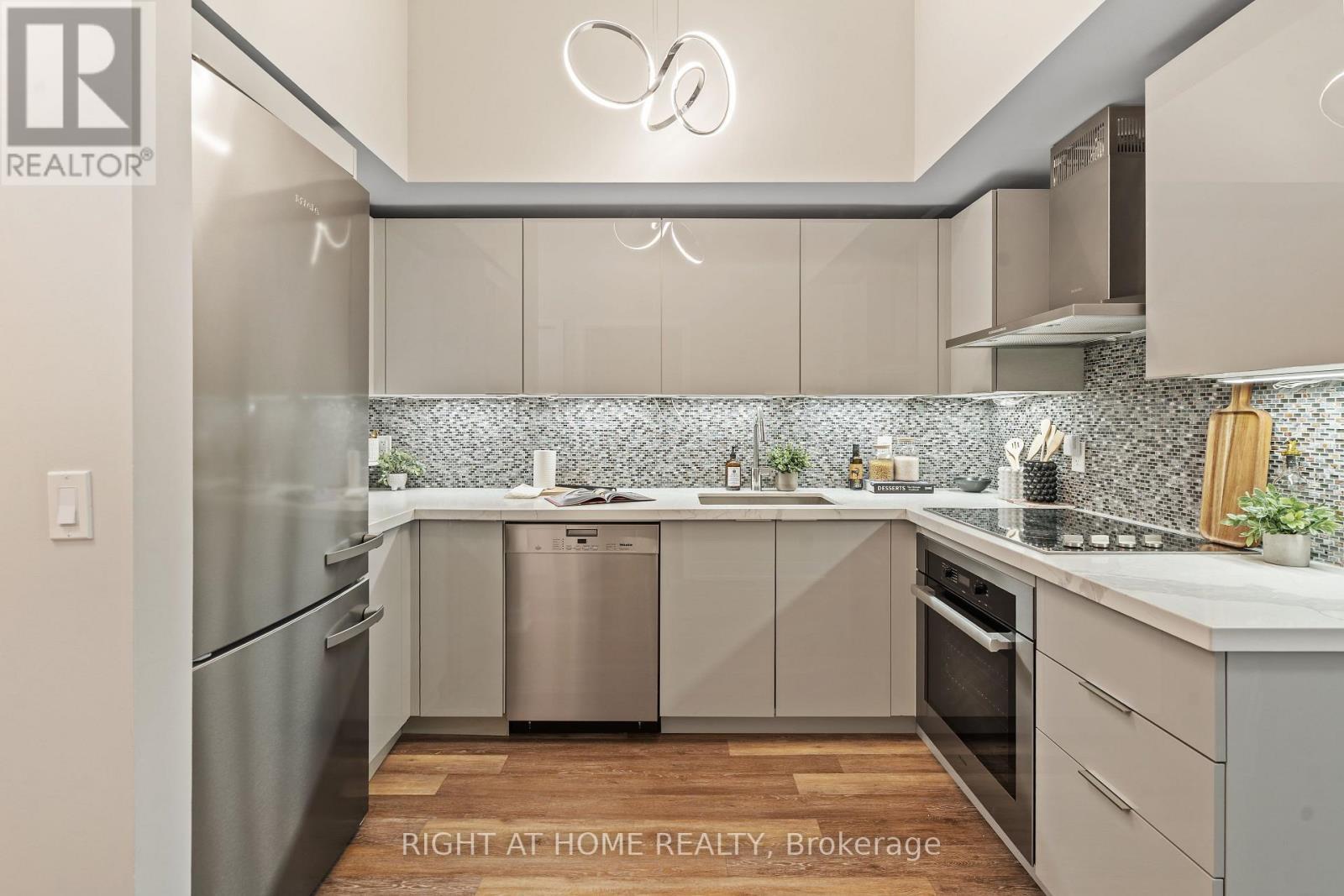 329 - 30 Shore Breeze Drive, Toronto, ON - Indoor Photo Showing Kitchen With Upgraded Kitchen