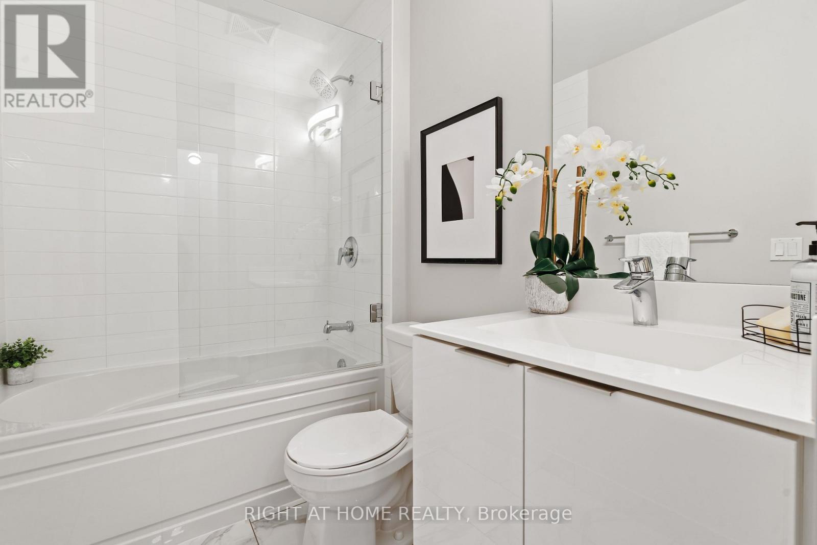 329 - 30 Shore Breeze Drive, Toronto, ON - Indoor Photo Showing Bathroom