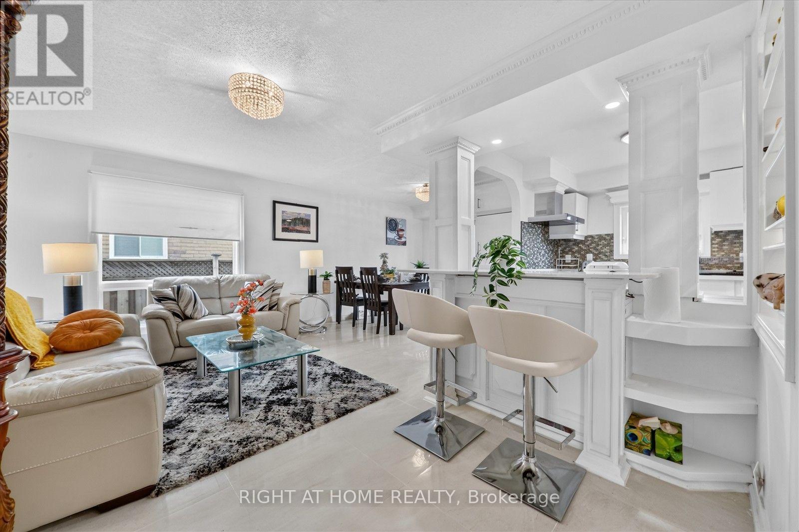 531 Wallenberg Crescent, Mississauga, ON - Indoor Photo Showing Living Room
