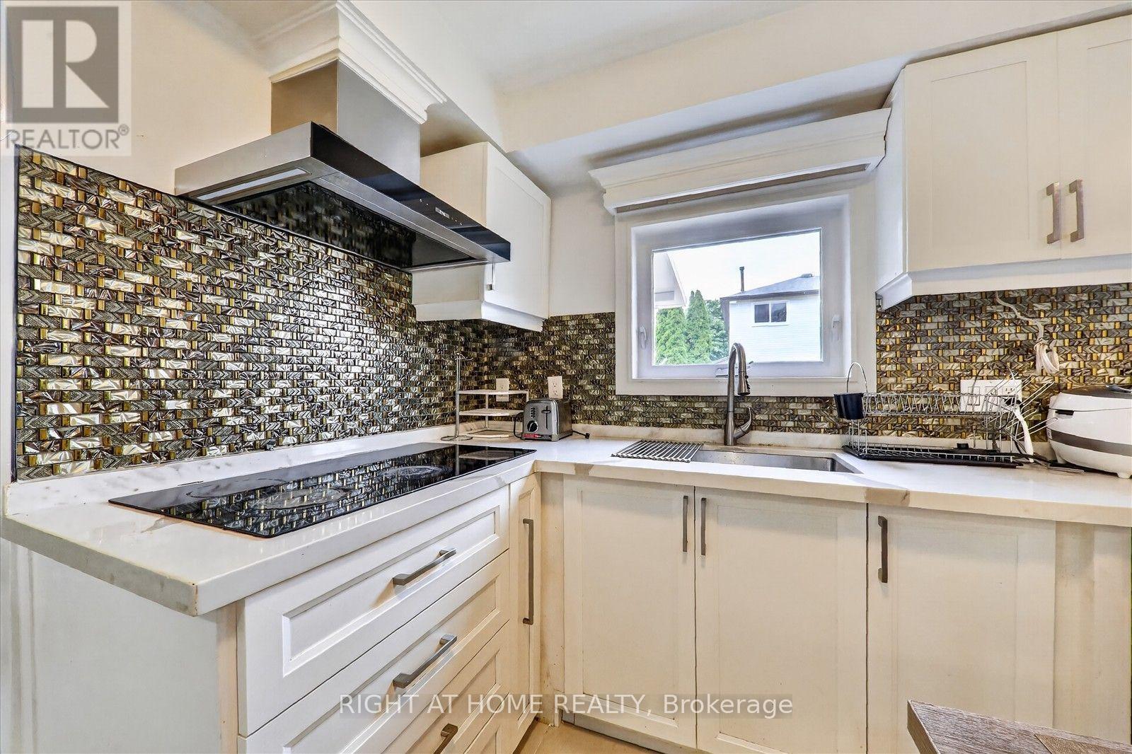 531 Wallenberg Crescent, Mississauga, ON - Indoor Photo Showing Kitchen