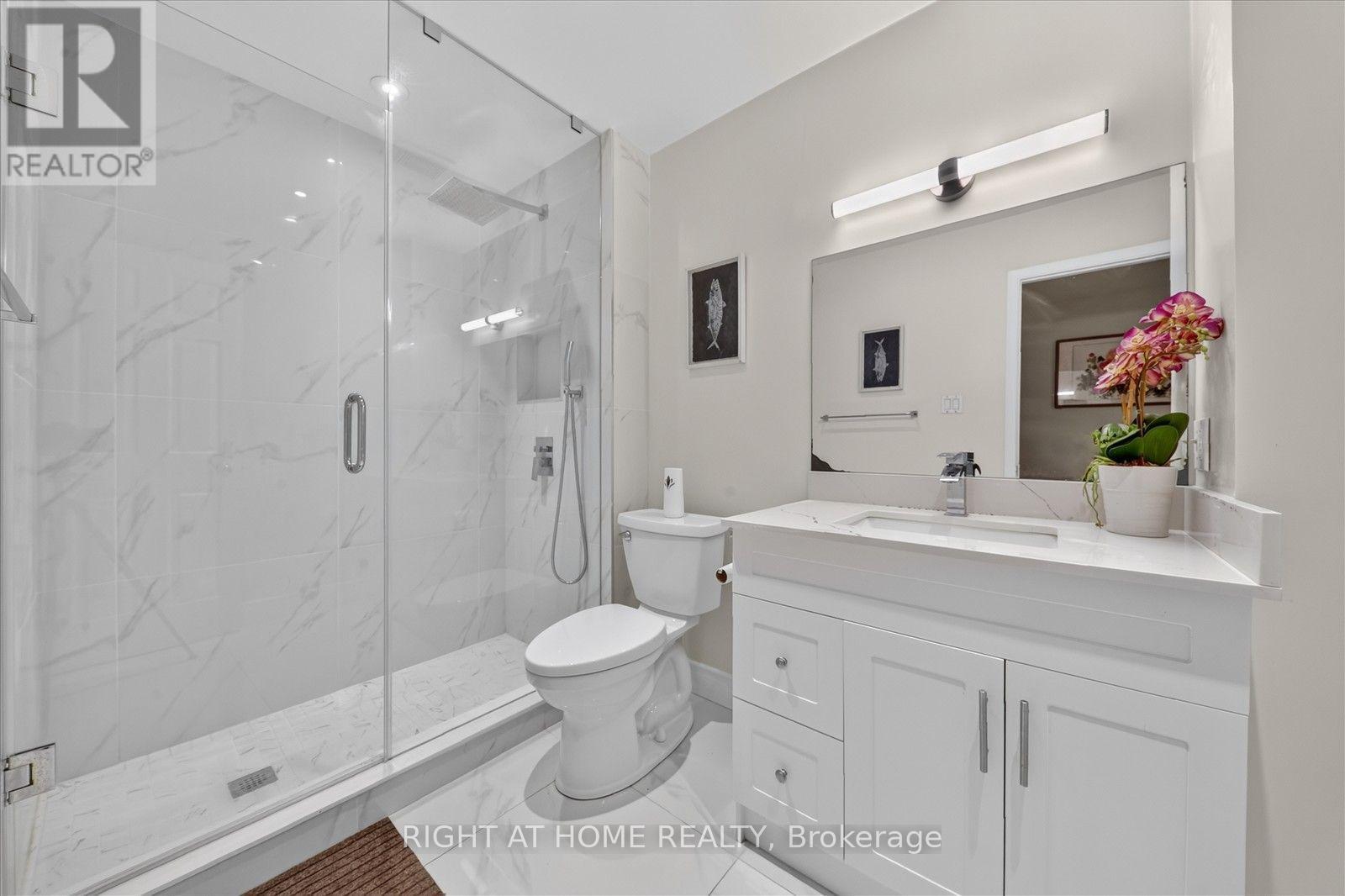 531 Wallenberg Crescent, Mississauga, ON - Indoor Photo Showing Bathroom
