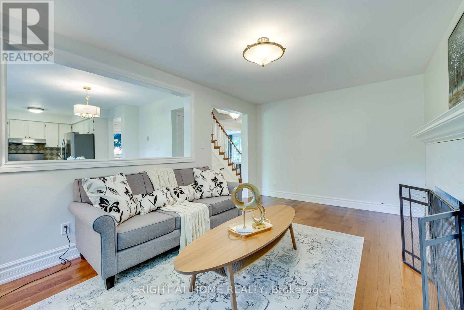 1025 Vanier Drive, Mississauga, ON - Indoor Photo Showing Living Room