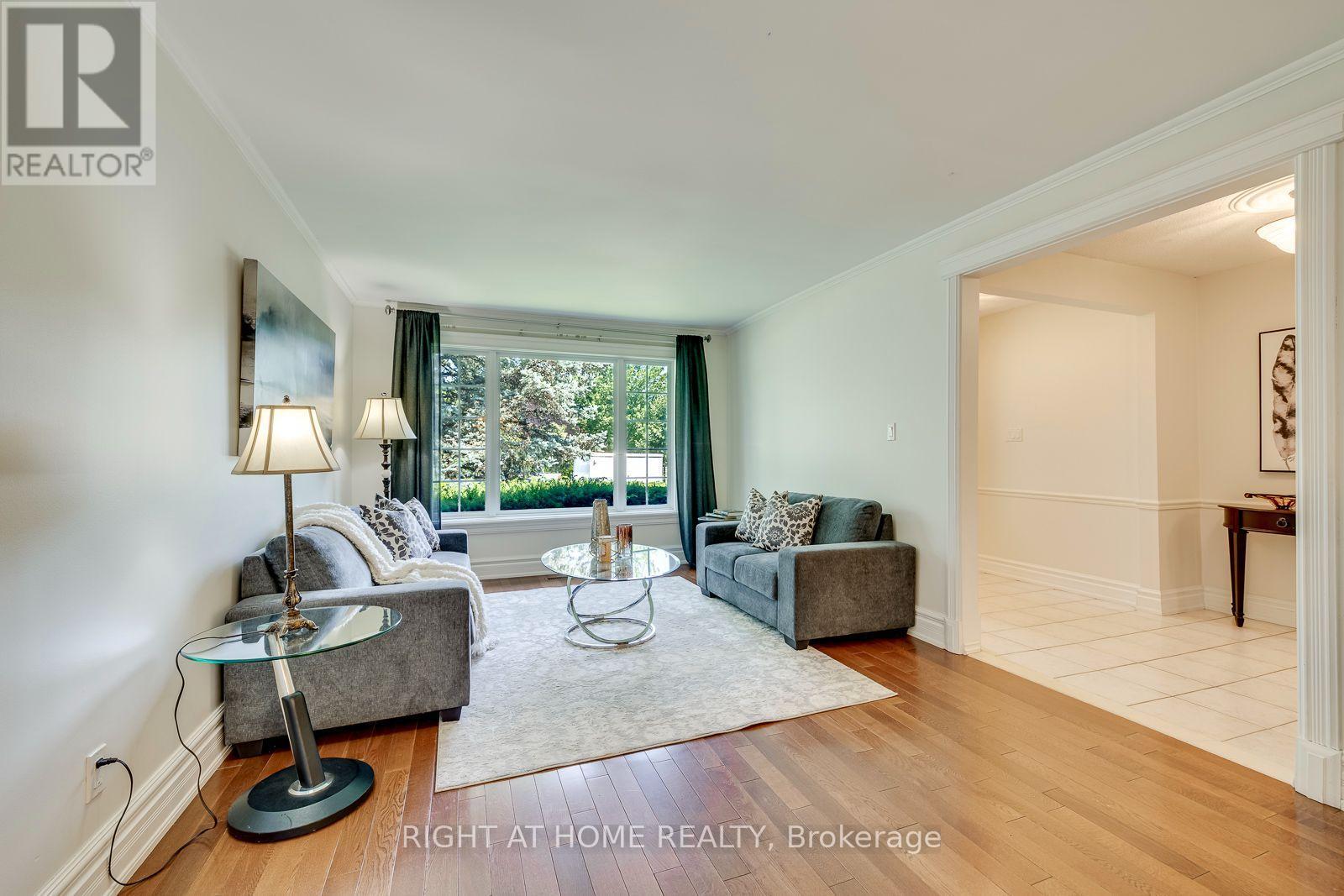 1025 Vanier Drive, Mississauga, ON - Indoor Photo Showing Living Room