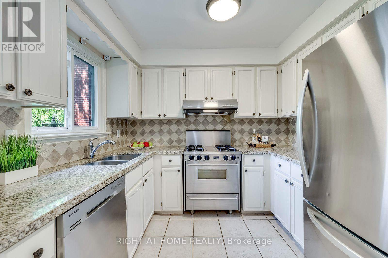 1025 Vanier Drive, Mississauga, ON - Indoor Photo Showing Kitchen With Double Sink