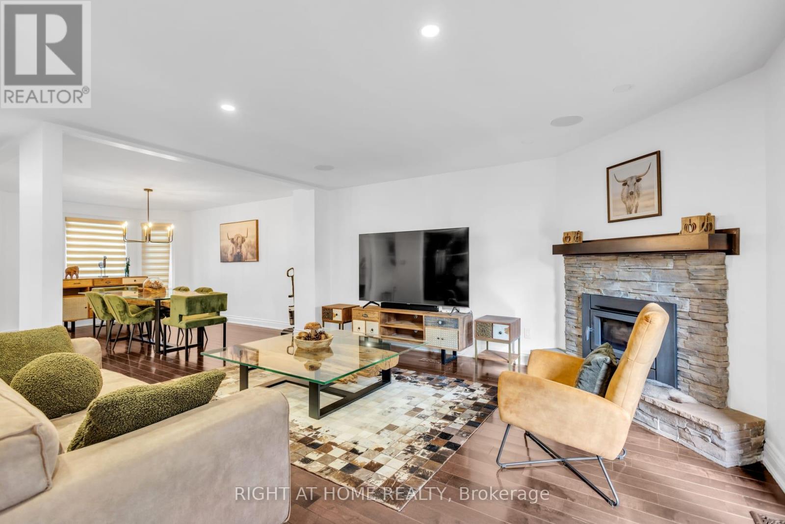 4345 Romfield Crescent, Mississauga, ON - Indoor Photo Showing Living Room With Fireplace