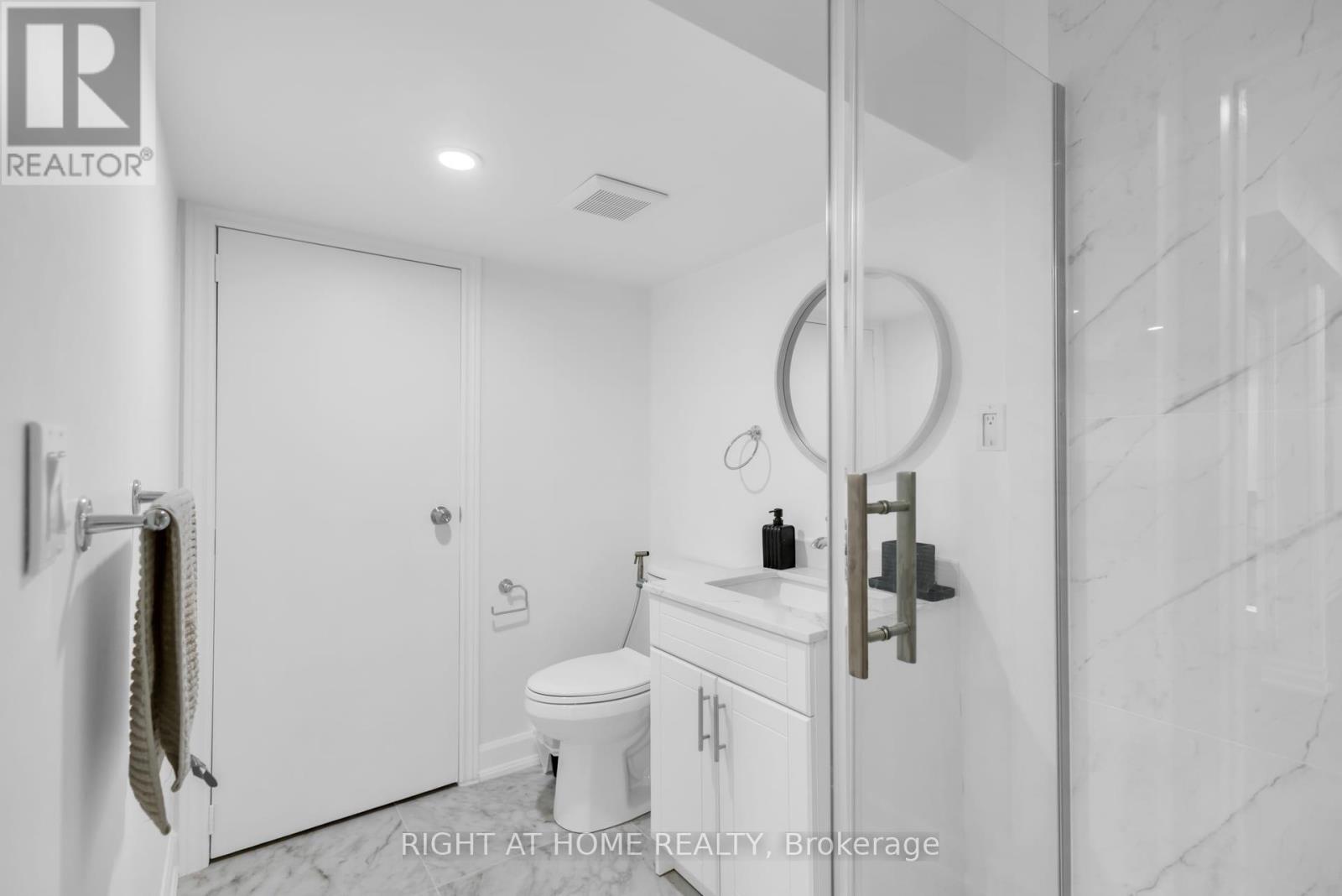 4345 Romfield Crescent, Mississauga, ON - Indoor Photo Showing Bathroom