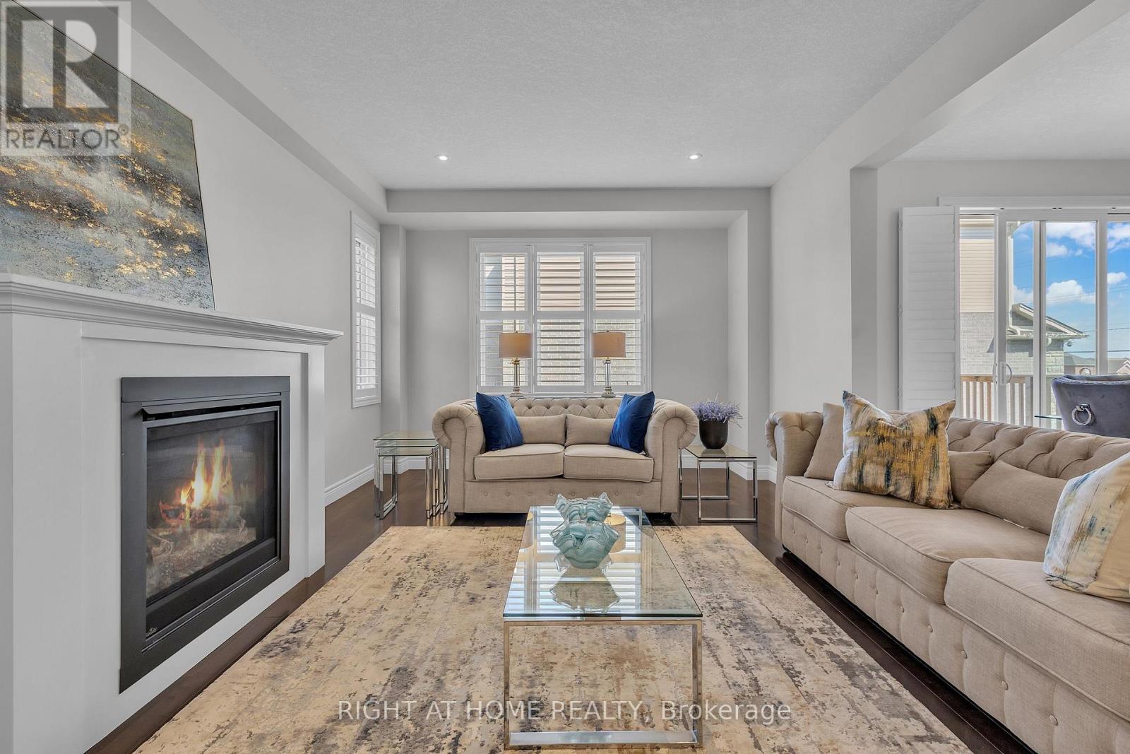 321 Carriage Way, Waterloo, ON - Indoor Photo Showing Living Room With Fireplace