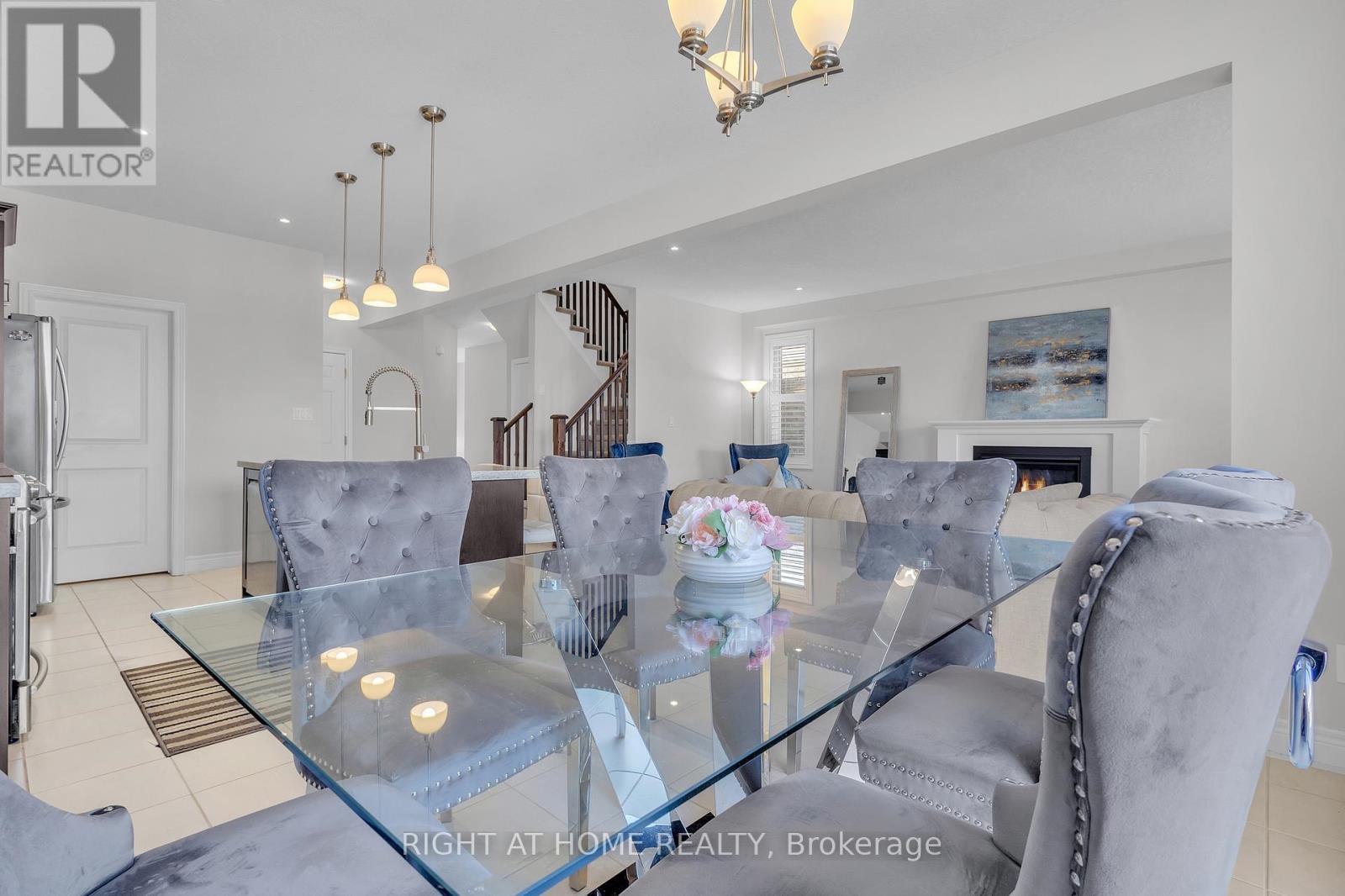 321 Carriage Way, Waterloo, ON - Indoor Photo Showing Dining Room