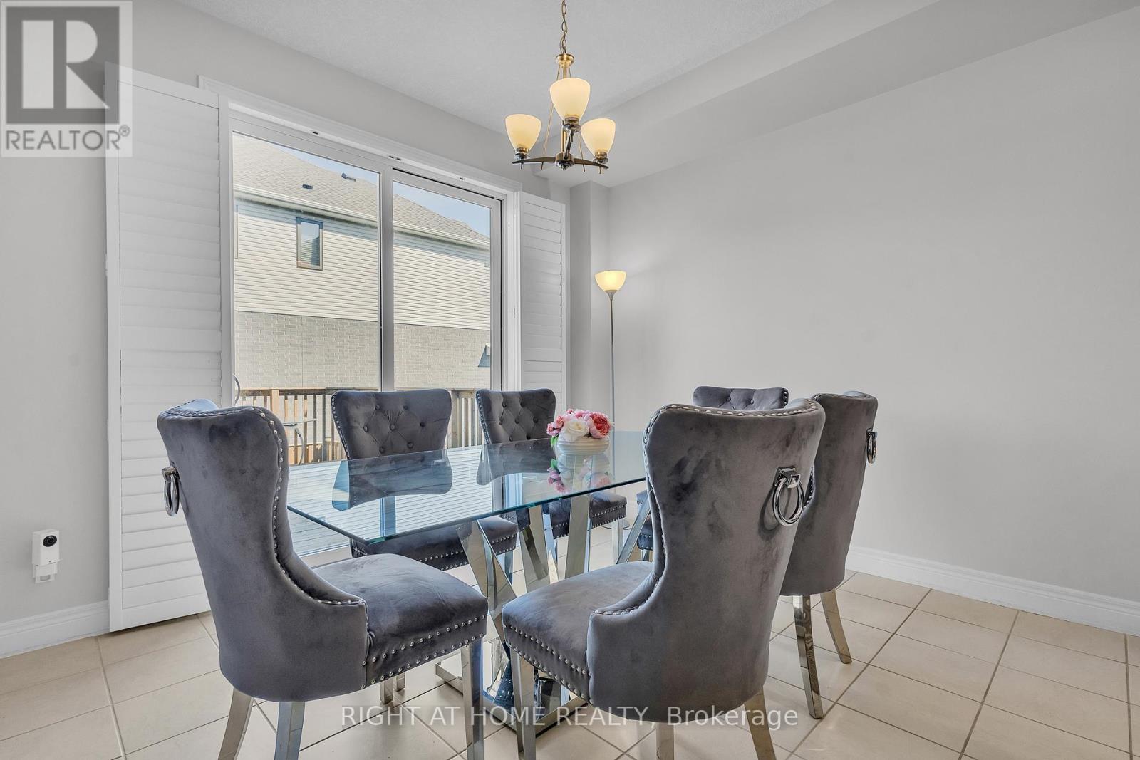 321 Carriage Way, Waterloo, ON - Indoor Photo Showing Dining Room