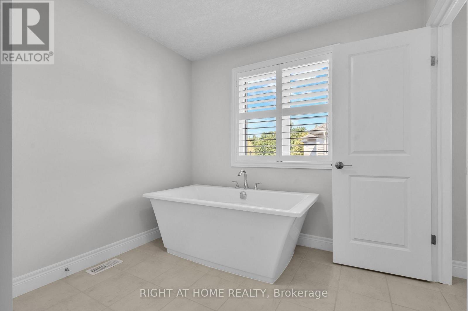 321 Carriage Way, Waterloo, ON - Indoor Photo Showing Bathroom