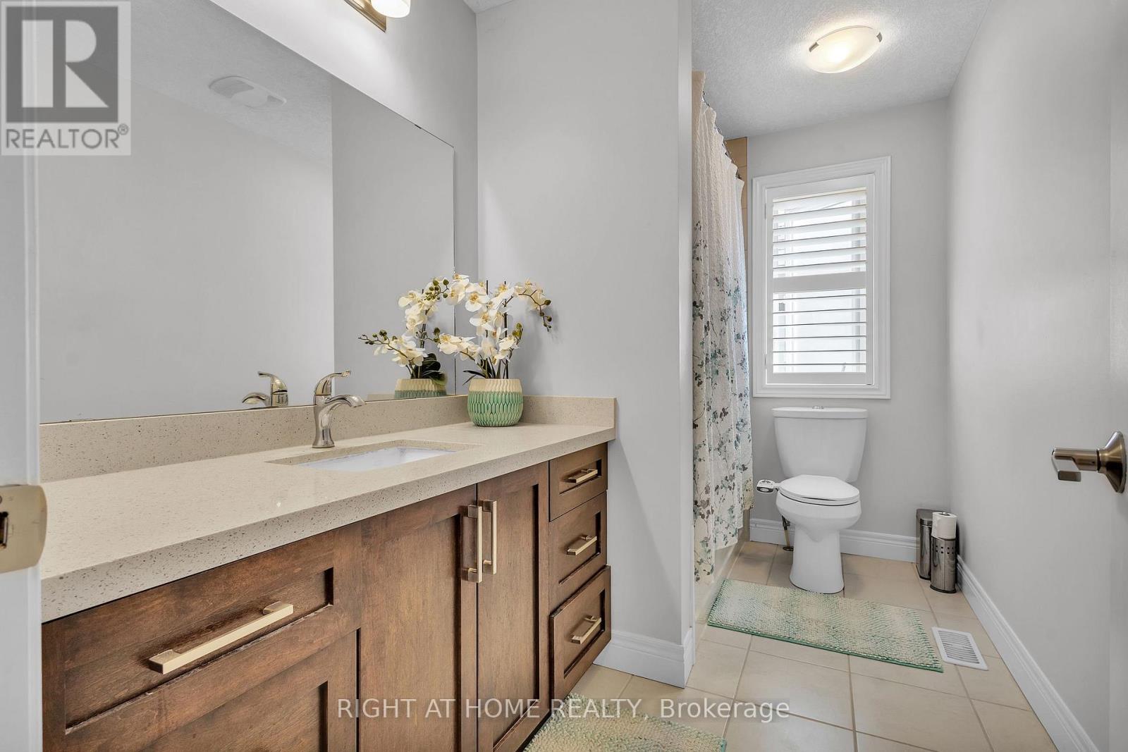 321 Carriage Way, Waterloo, ON - Indoor Photo Showing Bathroom