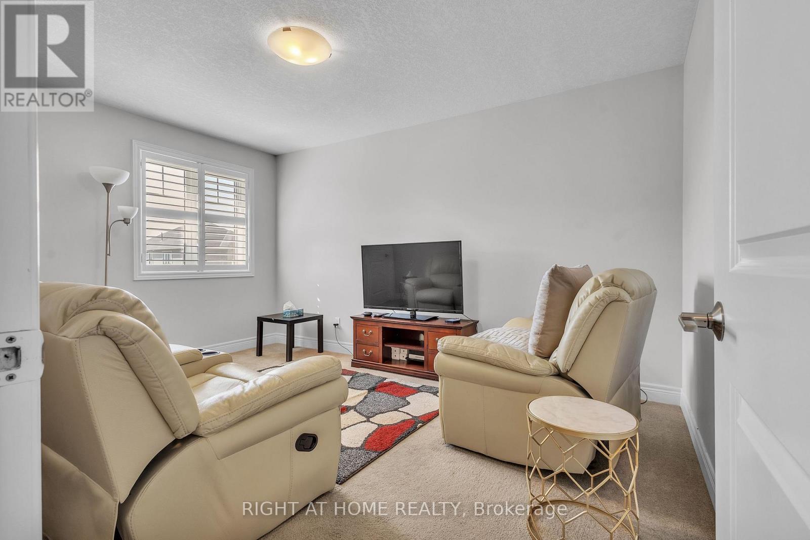 321 Carriage Way, Waterloo, ON - Indoor Photo Showing Living Room