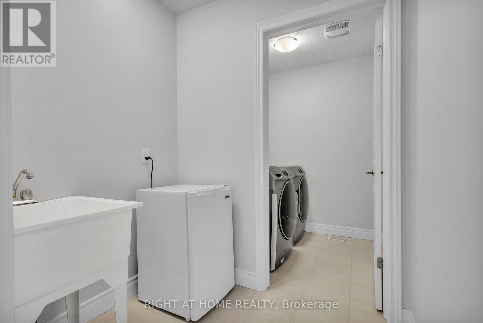 321 Carriage Way, Waterloo, ON - Indoor Photo Showing Laundry Room