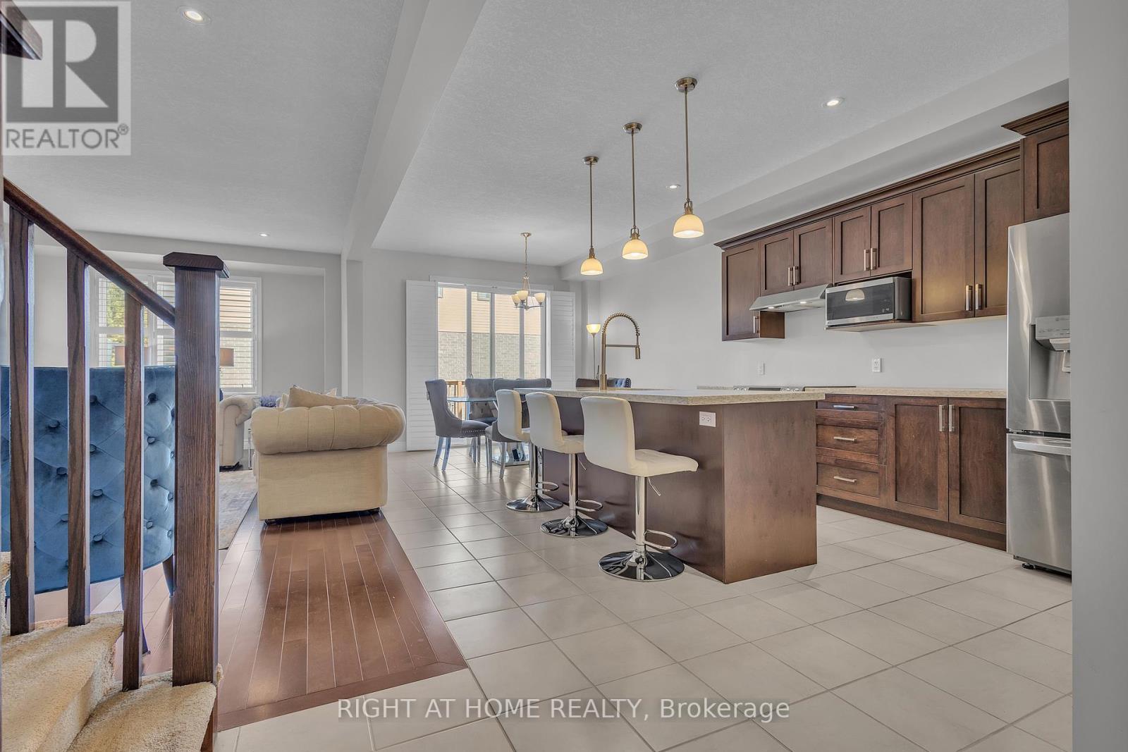 321 Carriage Way, Waterloo, ON - Indoor Photo Showing Kitchen