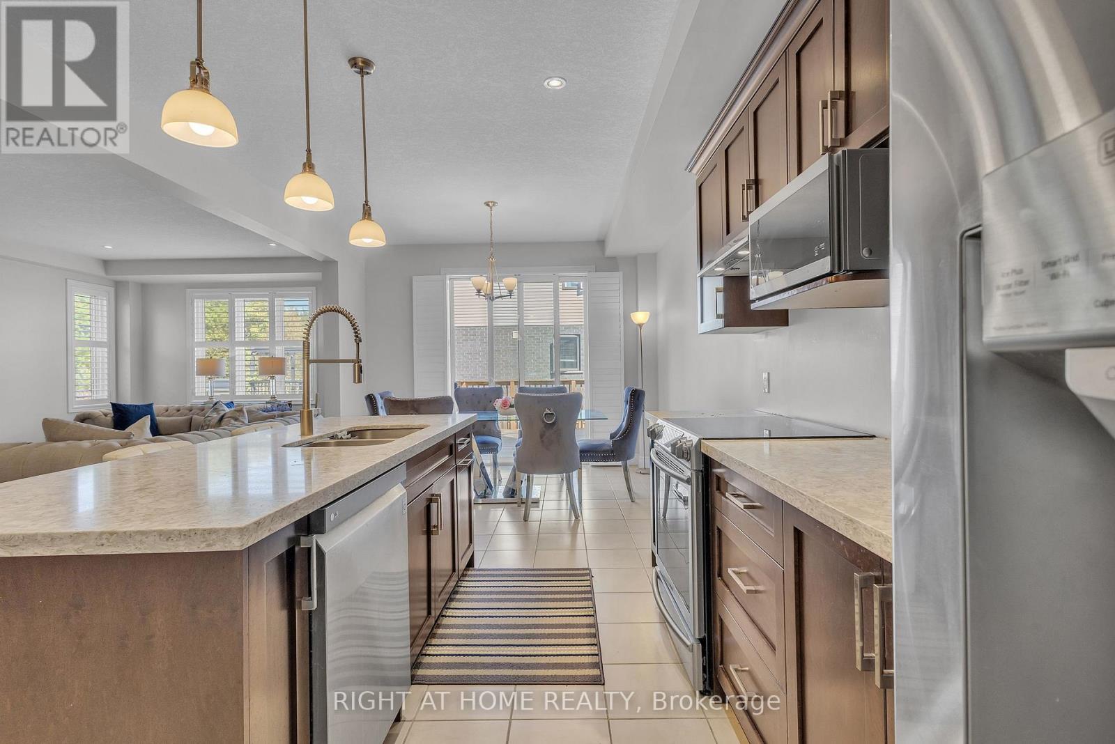 321 Carriage Way, Waterloo, ON - Indoor Photo Showing Kitchen With Double Sink With Upgraded Kitchen
