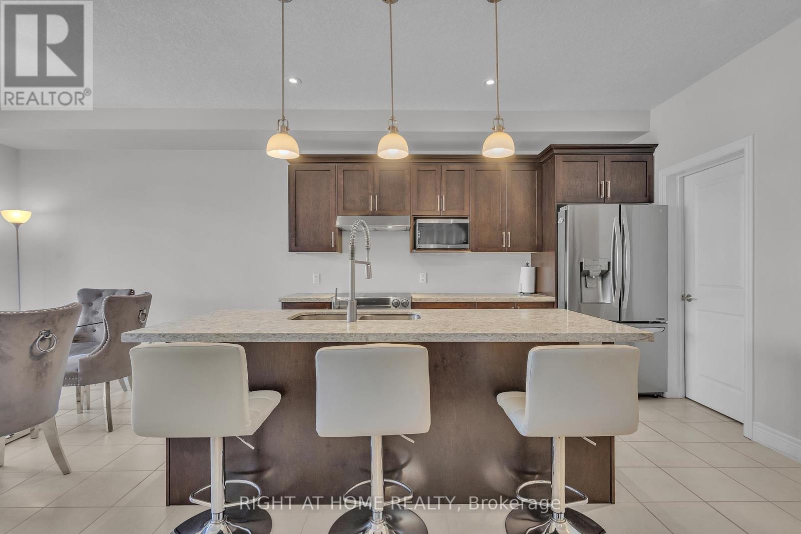 321 Carriage Way, Waterloo, ON - Indoor Photo Showing Kitchen With Stainless Steel Kitchen With Double Sink With Upgraded Kitchen