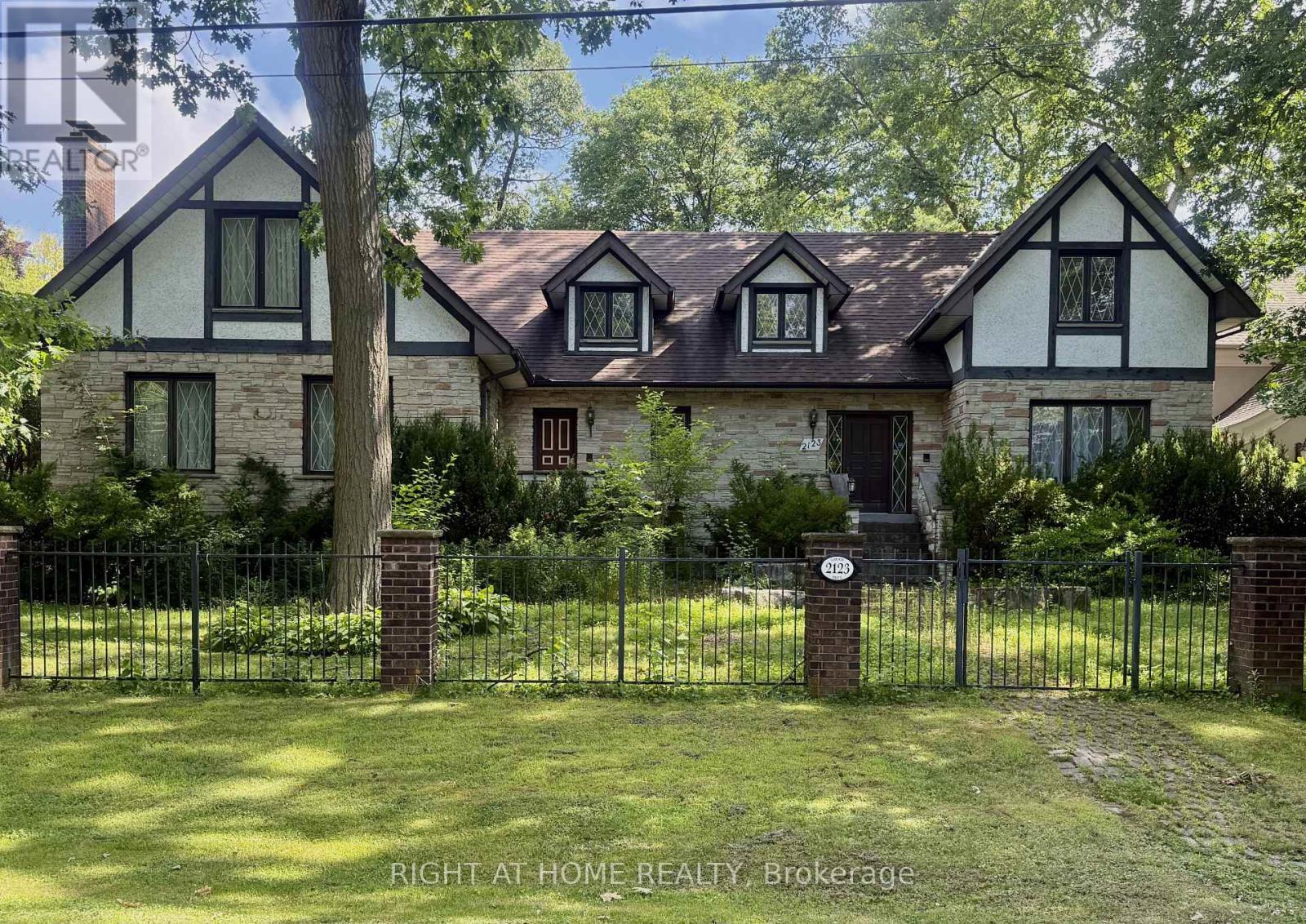 2123 Gordon Drive, Mississauga, ON - Outdoor With Facade