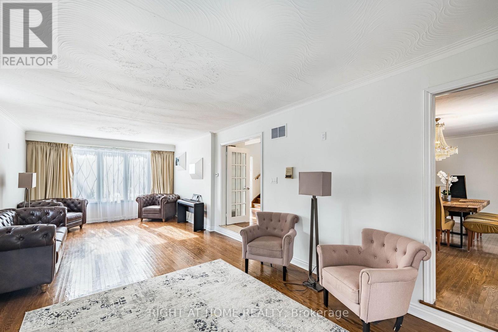 2123 Gordon Drive, Mississauga, ON - Indoor Photo Showing Living Room