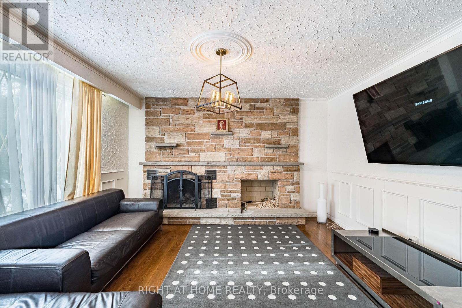 2123 Gordon Drive, Mississauga, ON - Indoor Photo Showing Living Room With Fireplace