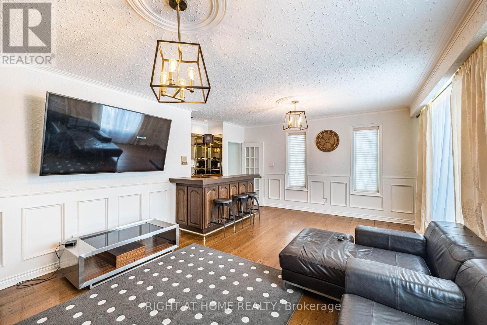 2123 Gordon Drive, Mississauga, ON - Indoor Photo Showing Living Room