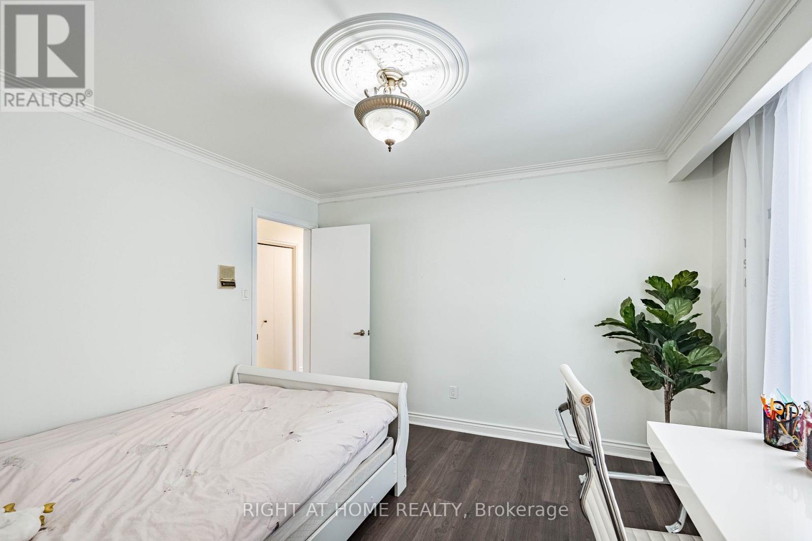2123 Gordon Drive, Mississauga, ON - Indoor Photo Showing Bedroom