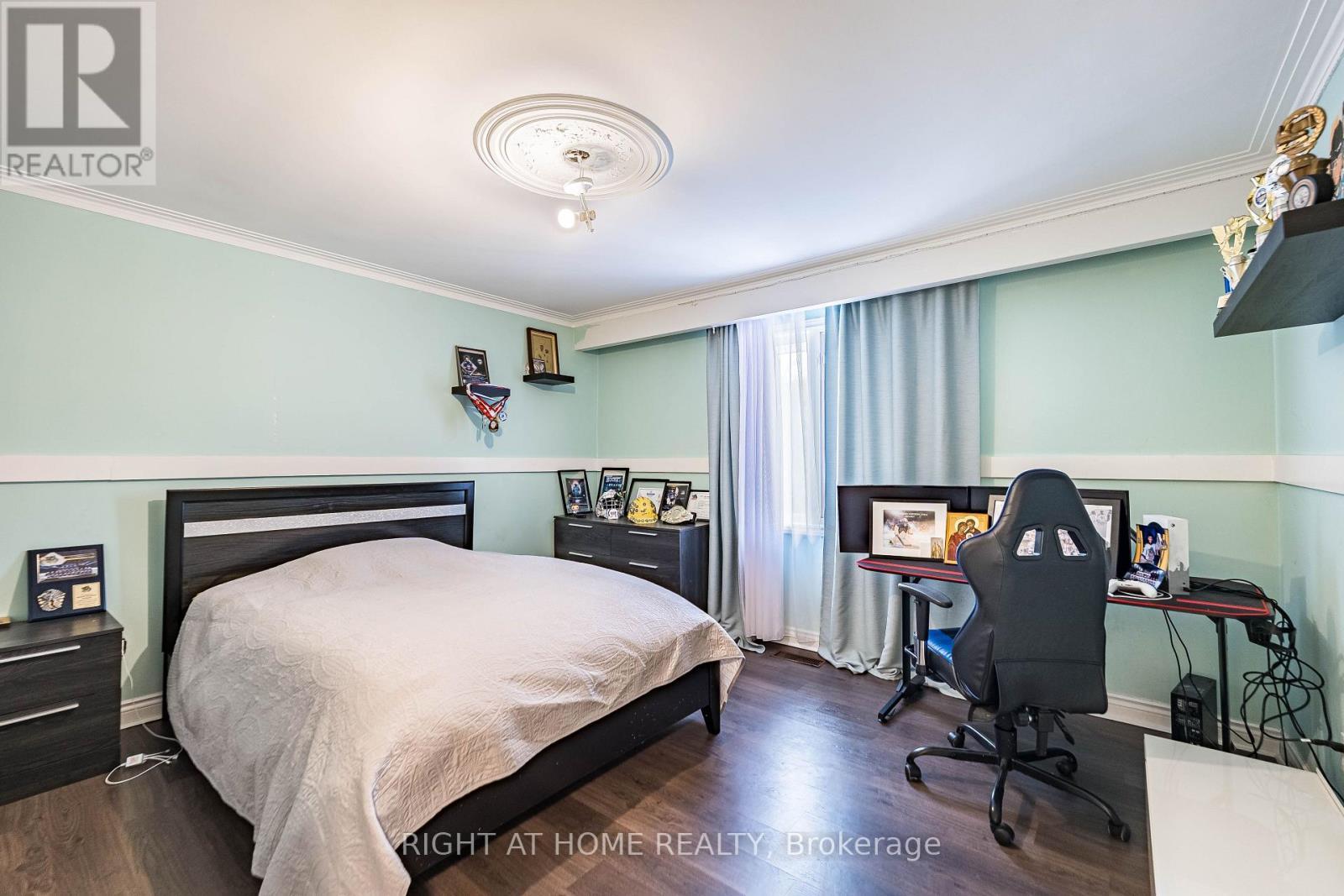 2123 Gordon Drive, Mississauga, ON - Indoor Photo Showing Bedroom