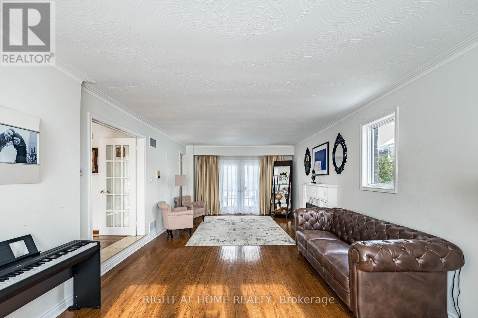 2123 Gordon Drive, Mississauga, ON - Indoor Photo Showing Living Room