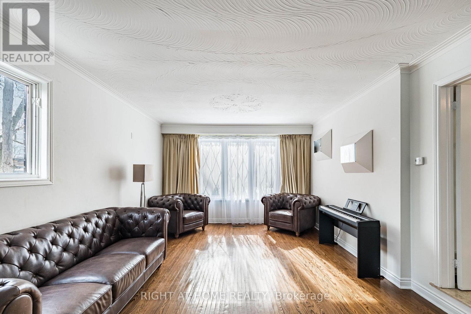 2123 Gordon Drive, Mississauga, ON - Indoor Photo Showing Living Room
