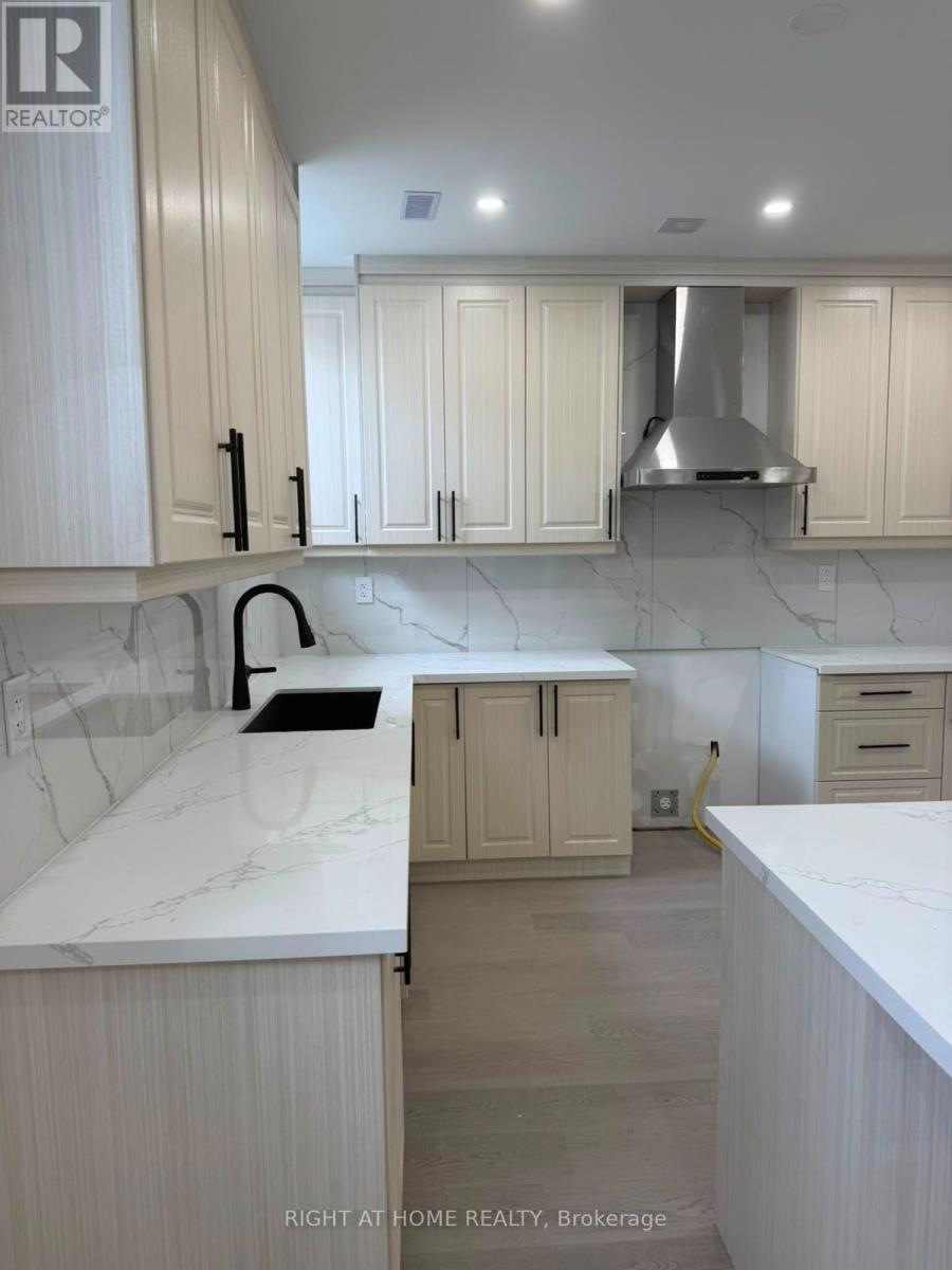 B - 2 Chesney Crescent, Vaughan, ON - Indoor Photo Showing Kitchen