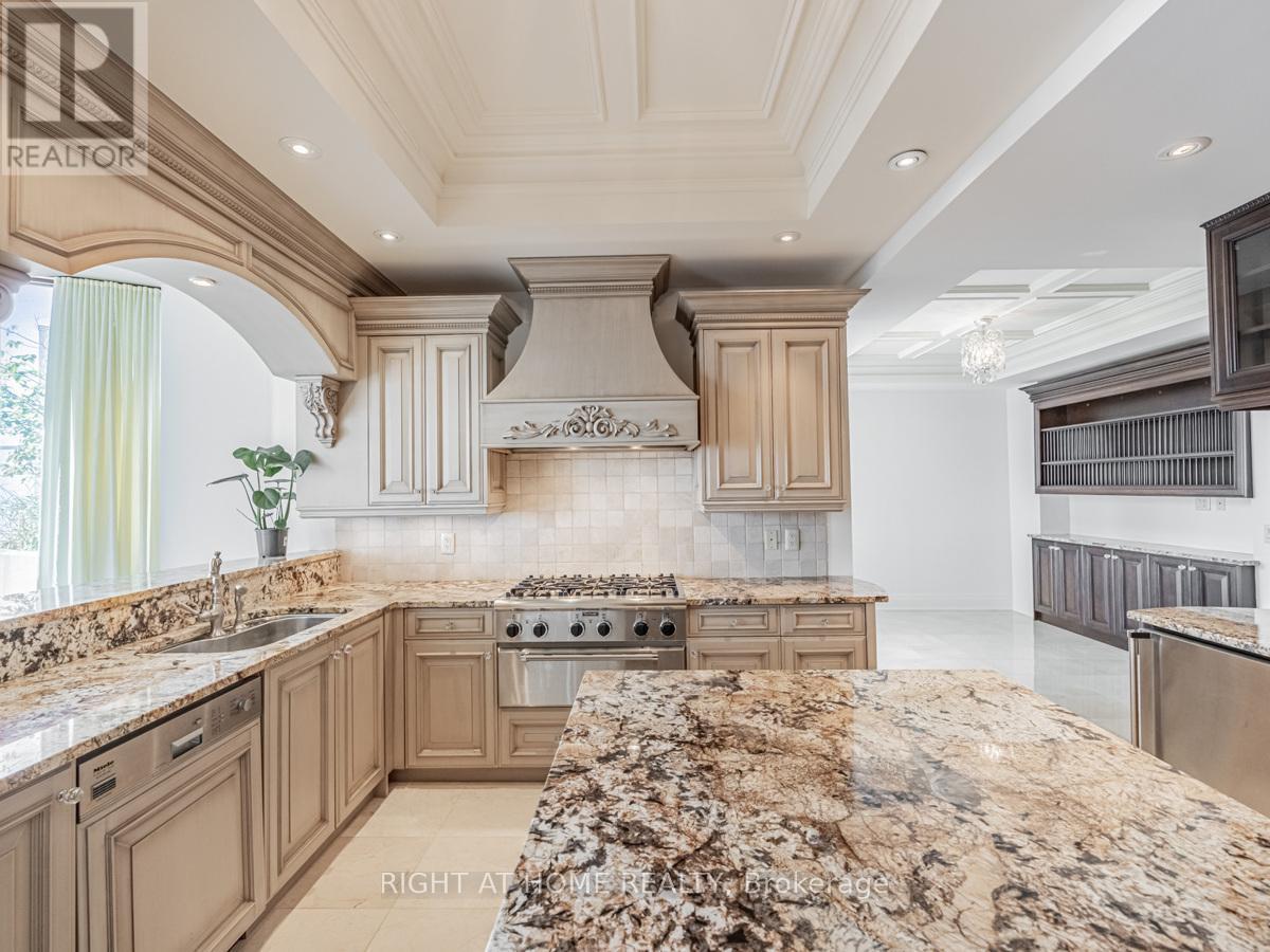 Lph19 - 2095 Lake Shore Boulevard W, Toronto, ON - Indoor Photo Showing Kitchen With Upgraded Kitchen