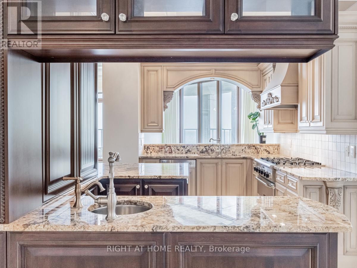 Lph19 - 2095 Lake Shore Boulevard W, Toronto, ON - Indoor Photo Showing Kitchen With Upgraded Kitchen