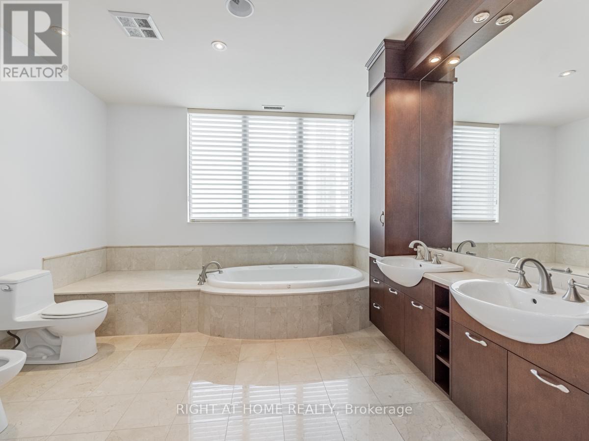 Lph19 - 2095 Lake Shore Boulevard W, Toronto, ON - Indoor Photo Showing Bathroom