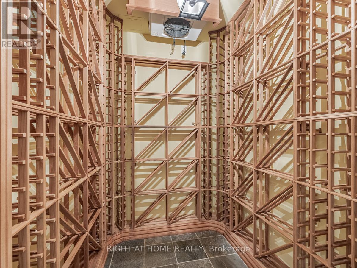 Lph19 - 2095 Lake Shore Boulevard W, Toronto, ON - Indoor