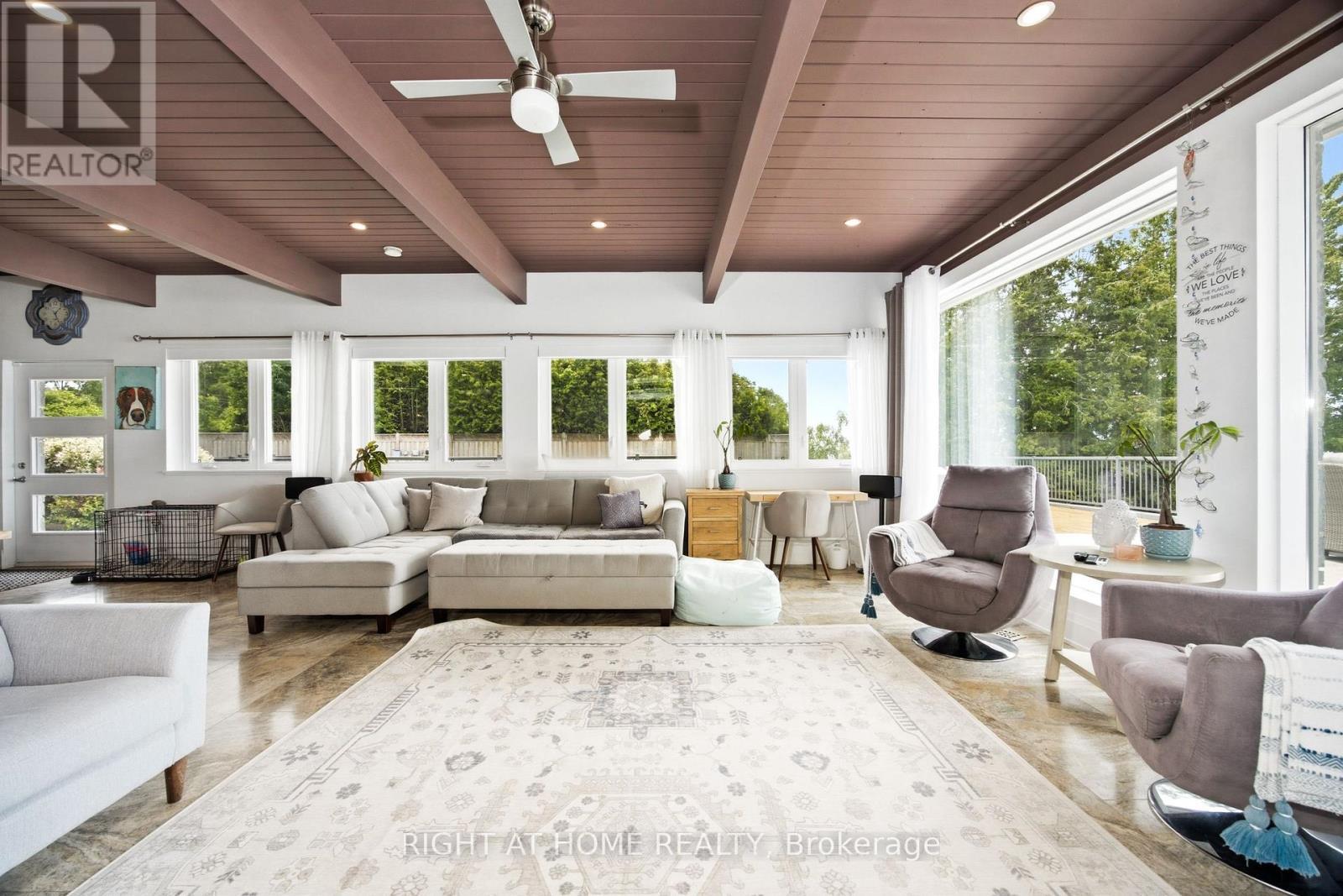 25260 Maple Beach Road, Brock, ON - Indoor Photo Showing Living Room