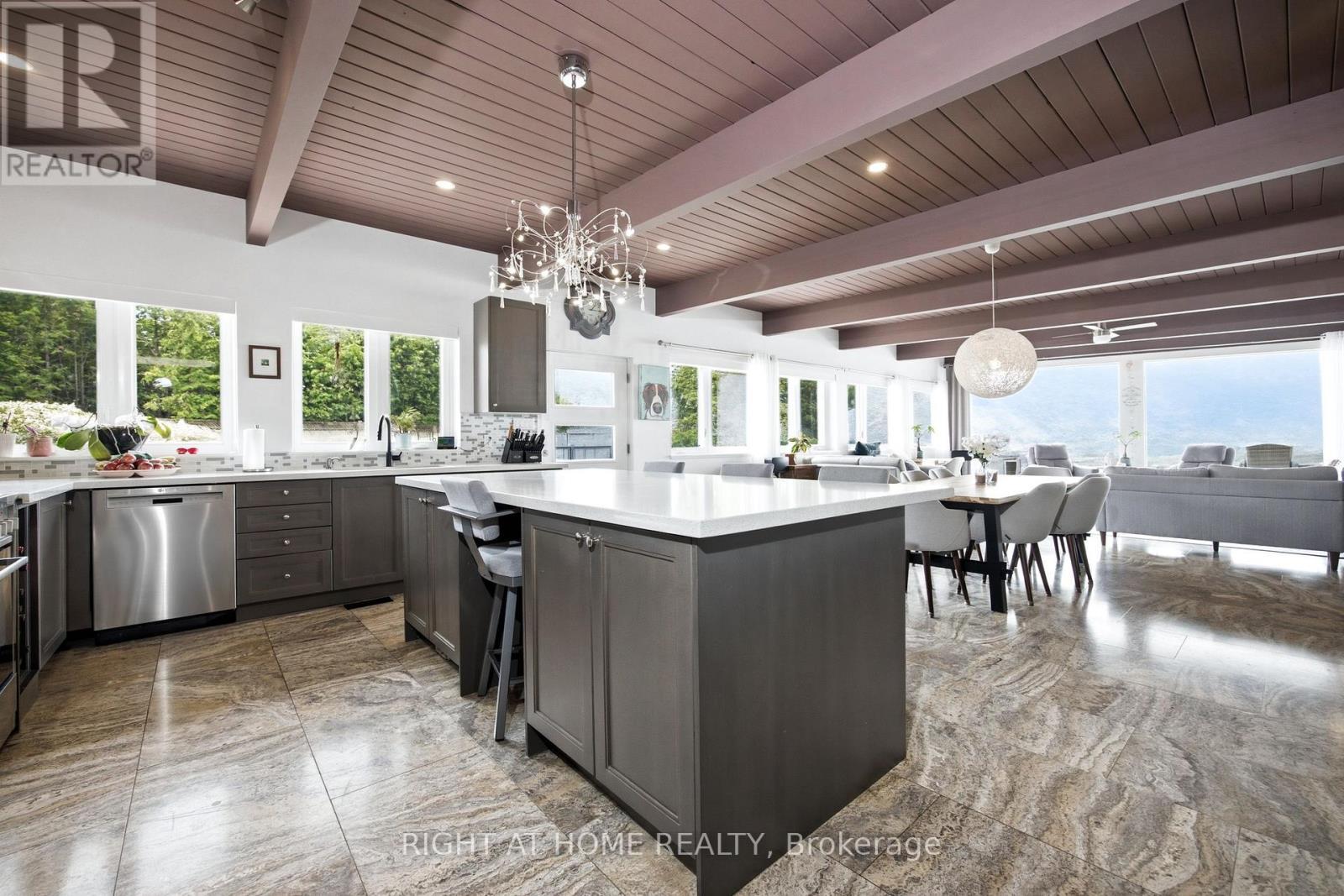 25260 Maple Beach Road, Brock, ON - Indoor Photo Showing Kitchen With Upgraded Kitchen