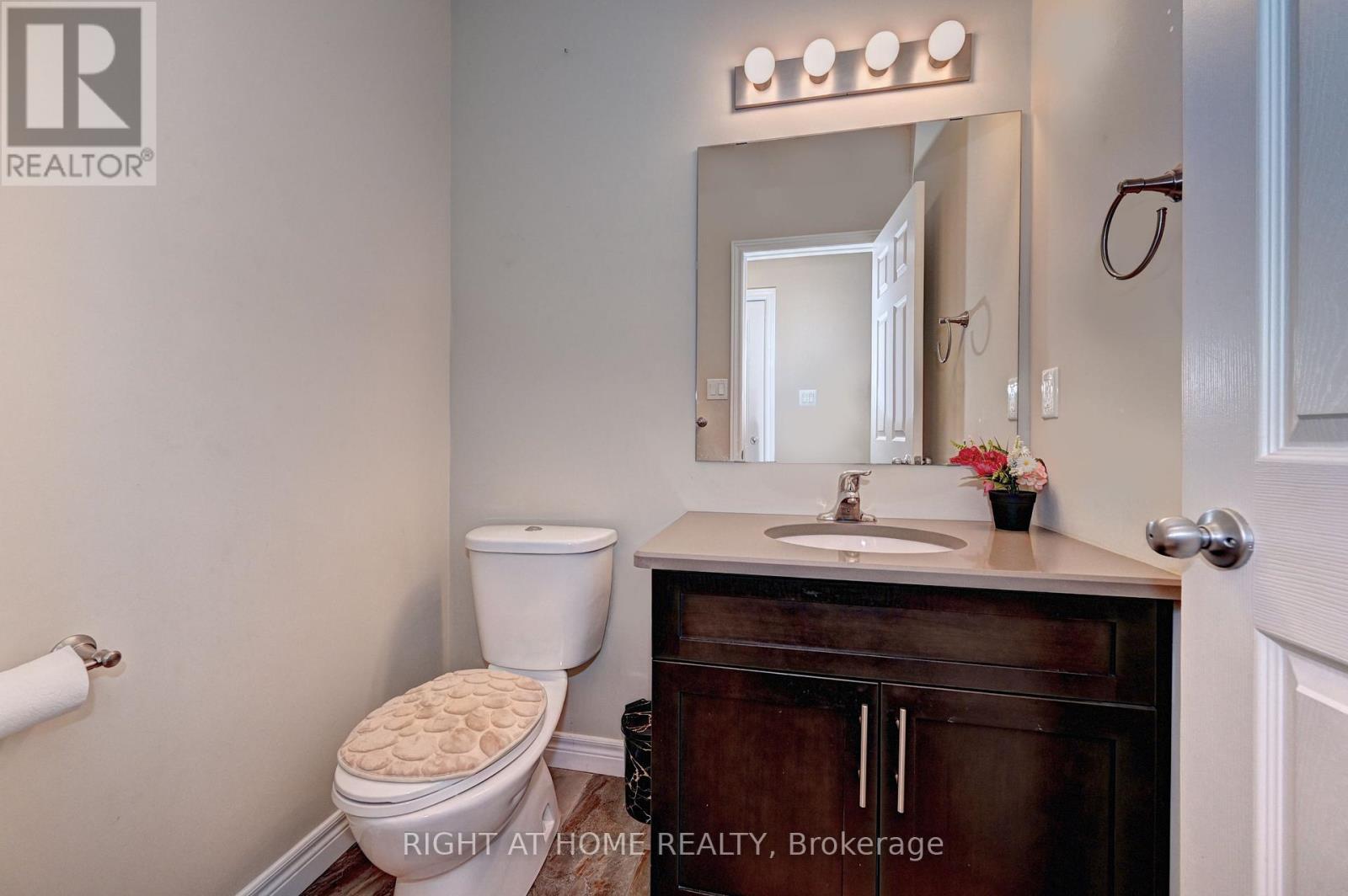 33 Mussen Street, Guelph, ON - Indoor Photo Showing Bathroom