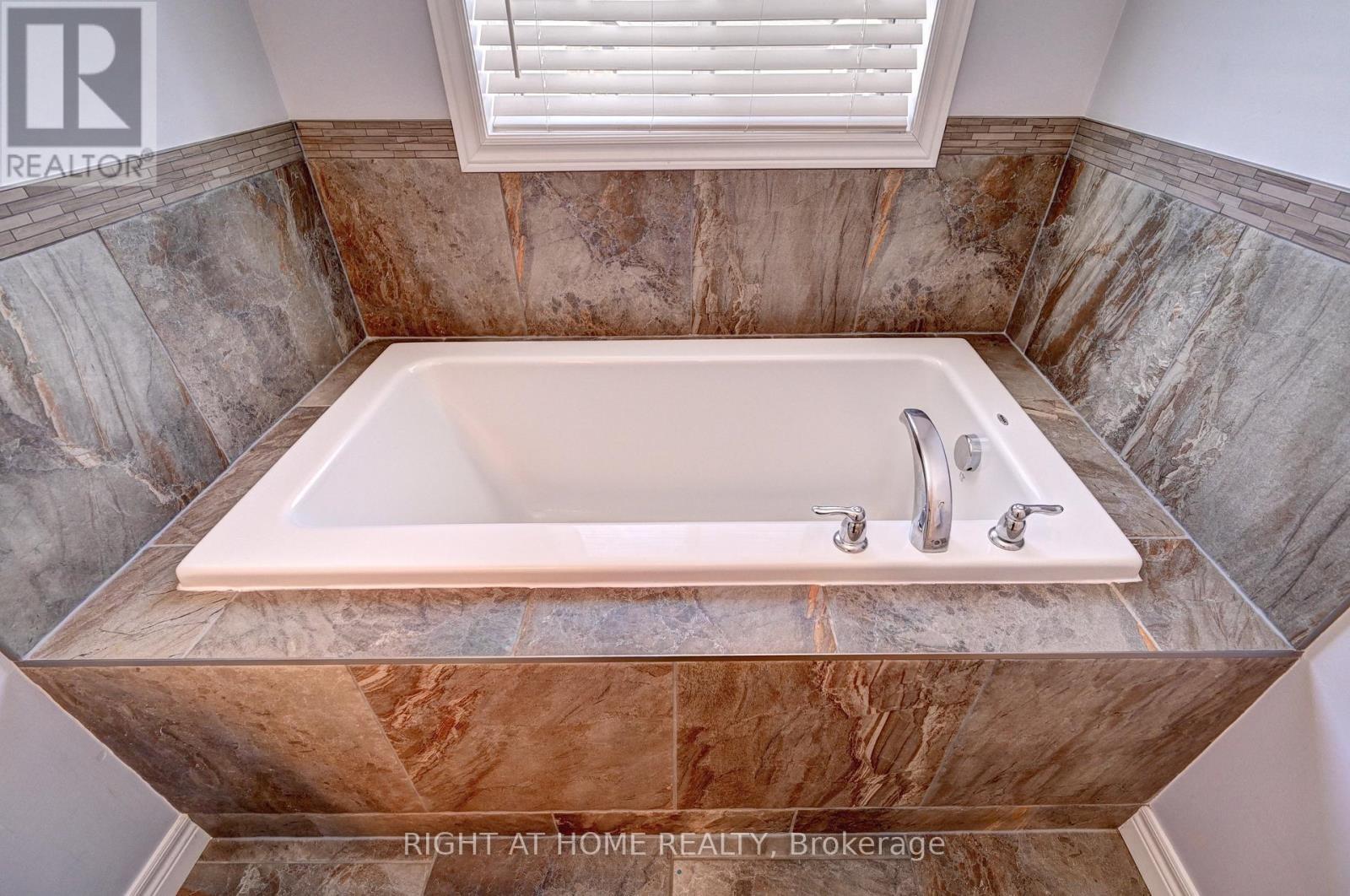 33 Mussen Street, Guelph, ON - Indoor Photo Showing Bathroom
