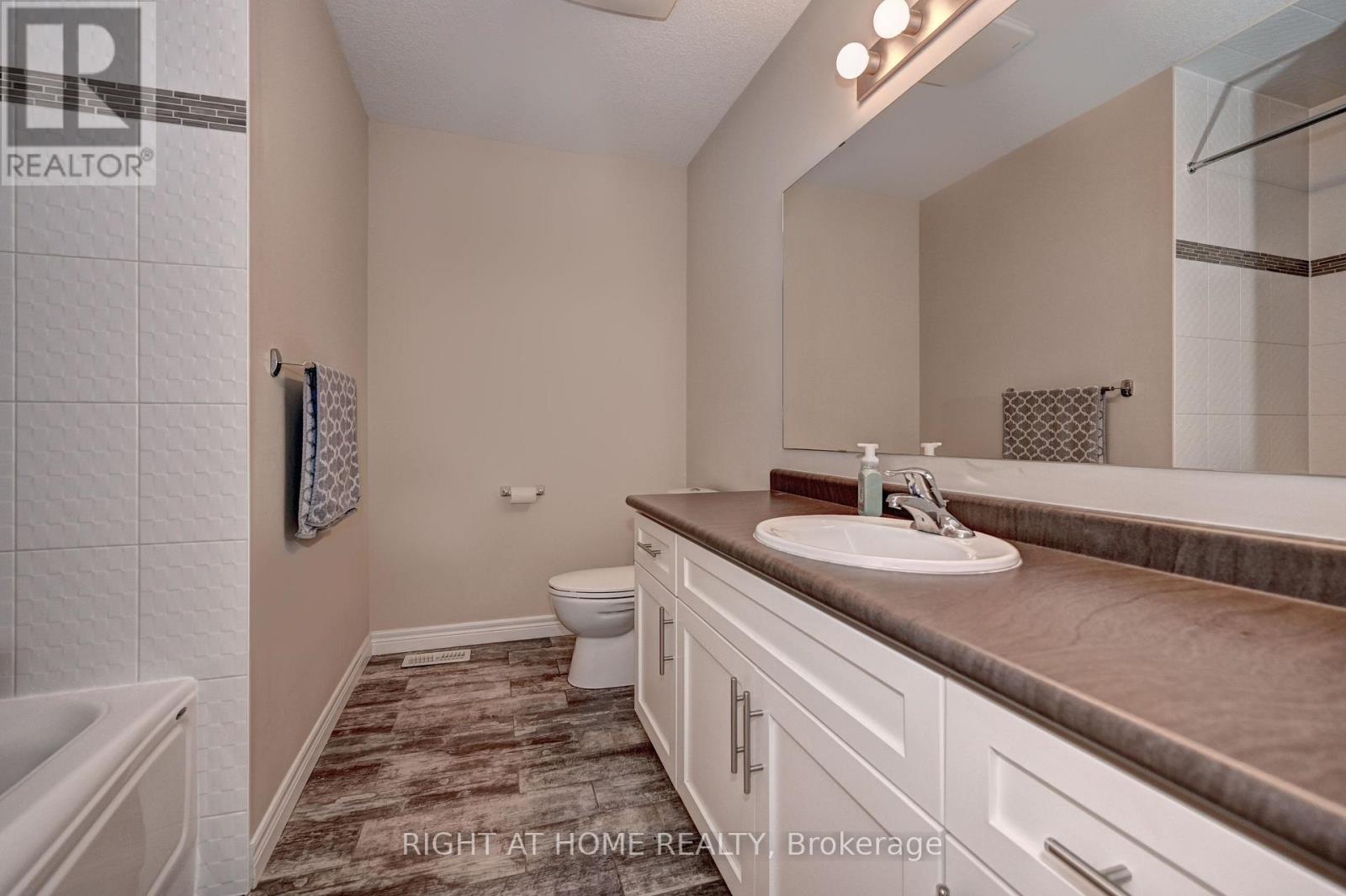33 Mussen Street, Guelph, ON - Indoor Photo Showing Bathroom