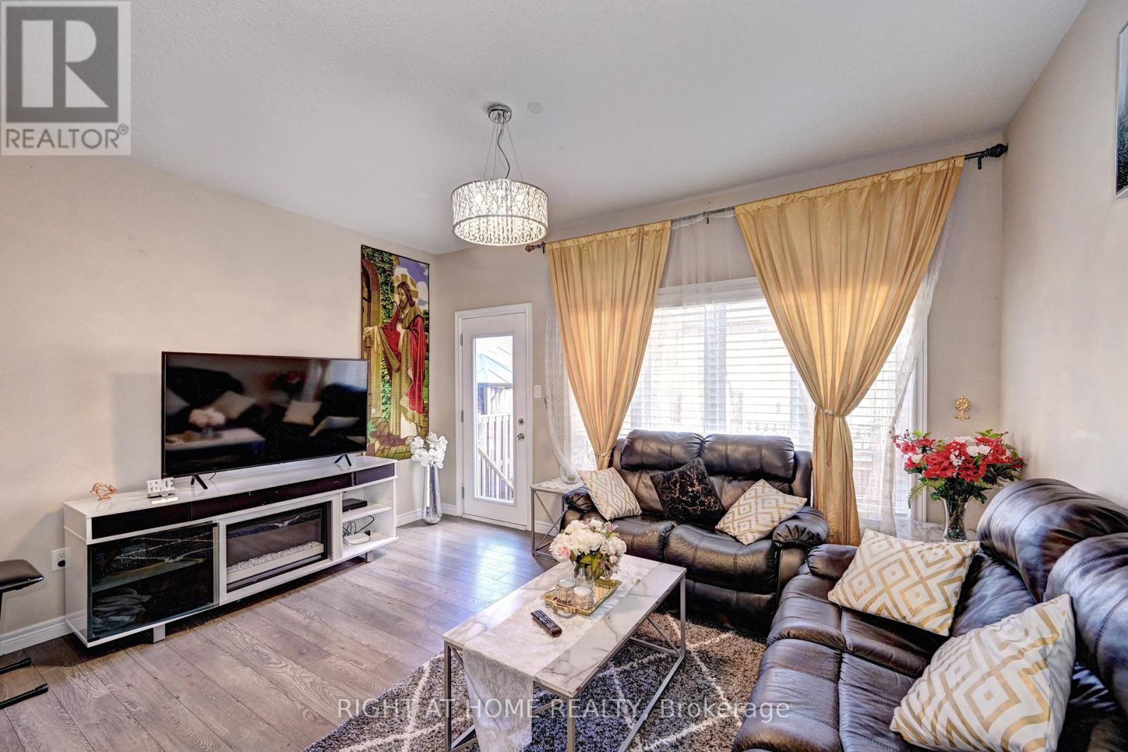 33 Mussen Street, Guelph, ON - Indoor Photo Showing Living Room