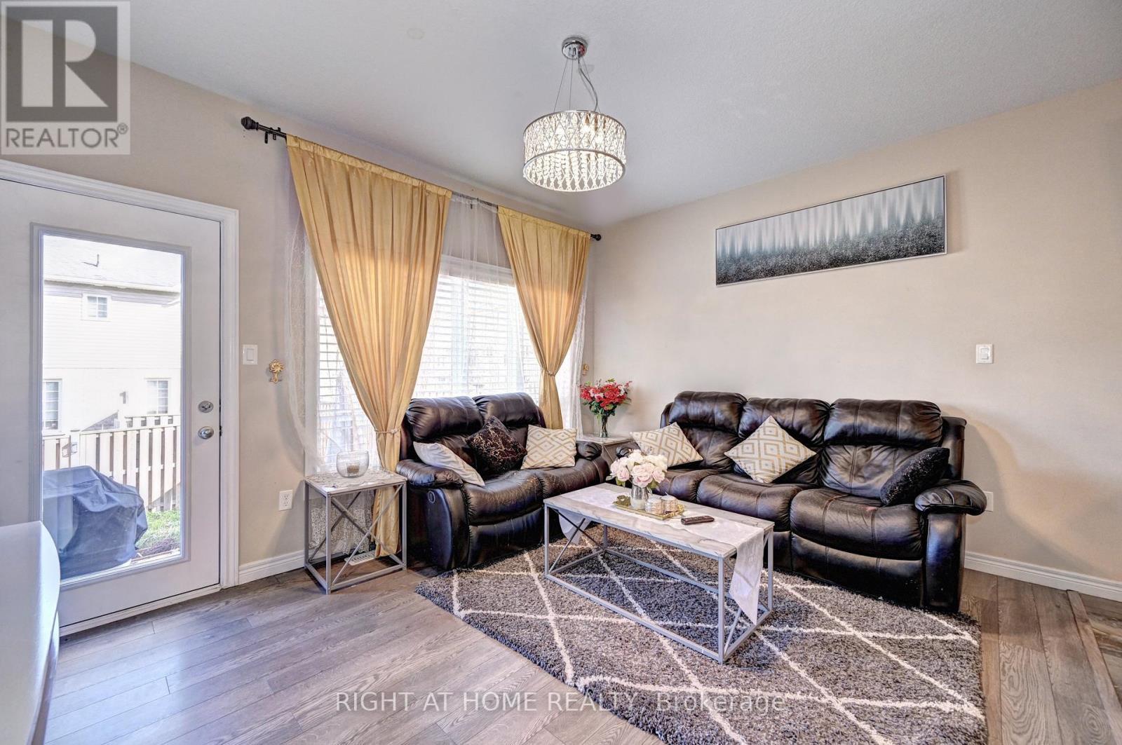 33 Mussen Street, Guelph, ON - Indoor Photo Showing Living Room