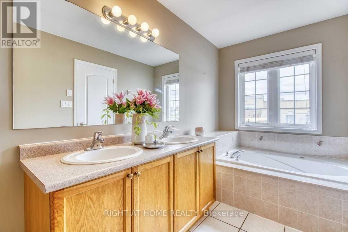 Main Fl - 636 Ormond Drive, Oshawa, ON - Indoor Photo Showing Bathroom