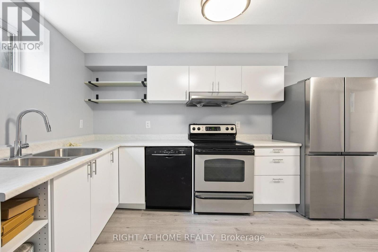764 Willowbank Trail, Mississauga, ON - Indoor Photo Showing Kitchen With Double Sink