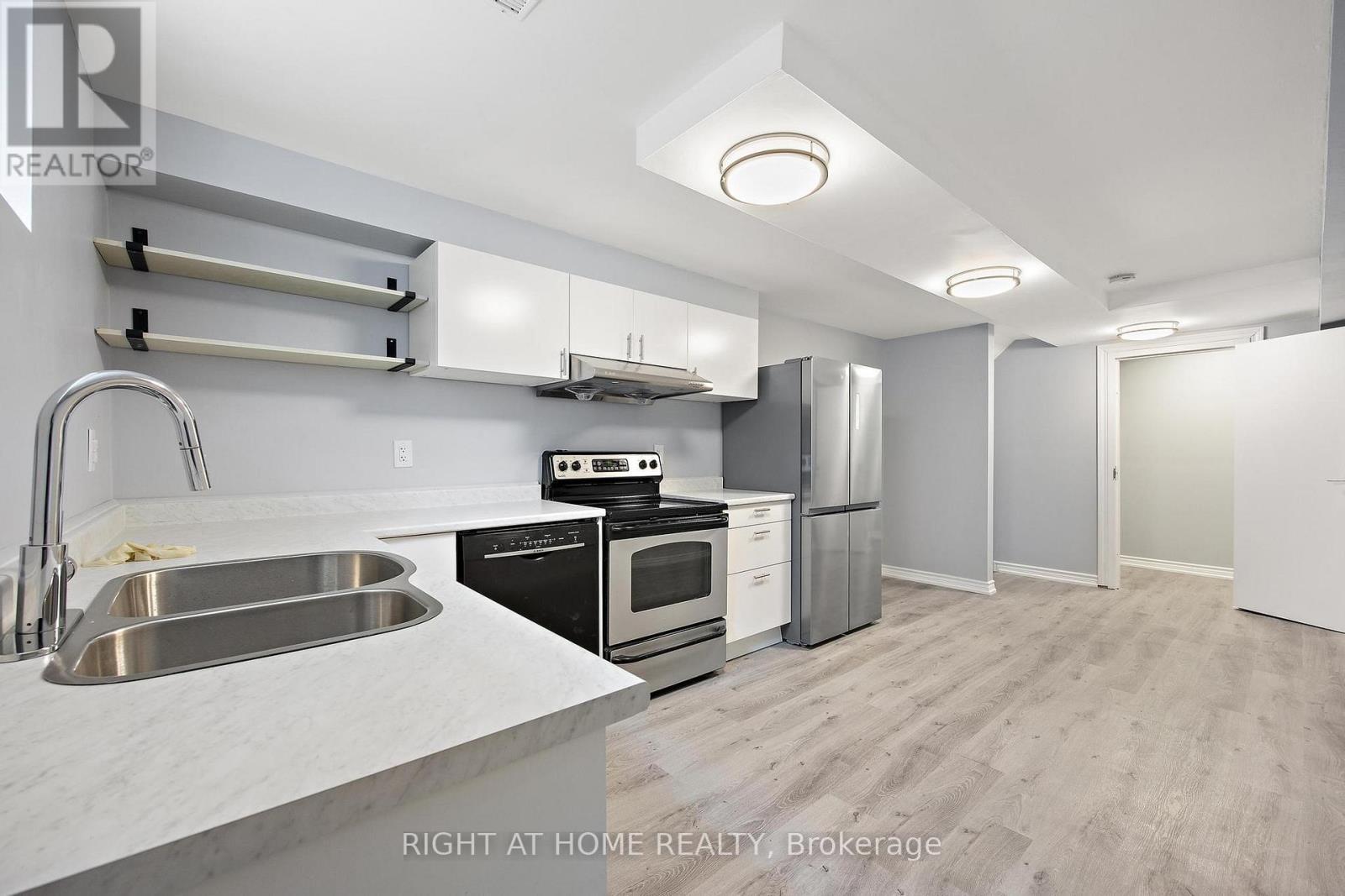 764 Willowbank Trail, Mississauga, ON - Indoor Photo Showing Kitchen With Double Sink