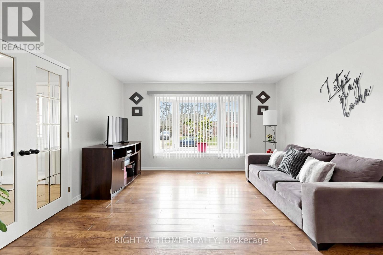 73 Pepler Place, Barrie, ON - Indoor Photo Showing Living Room