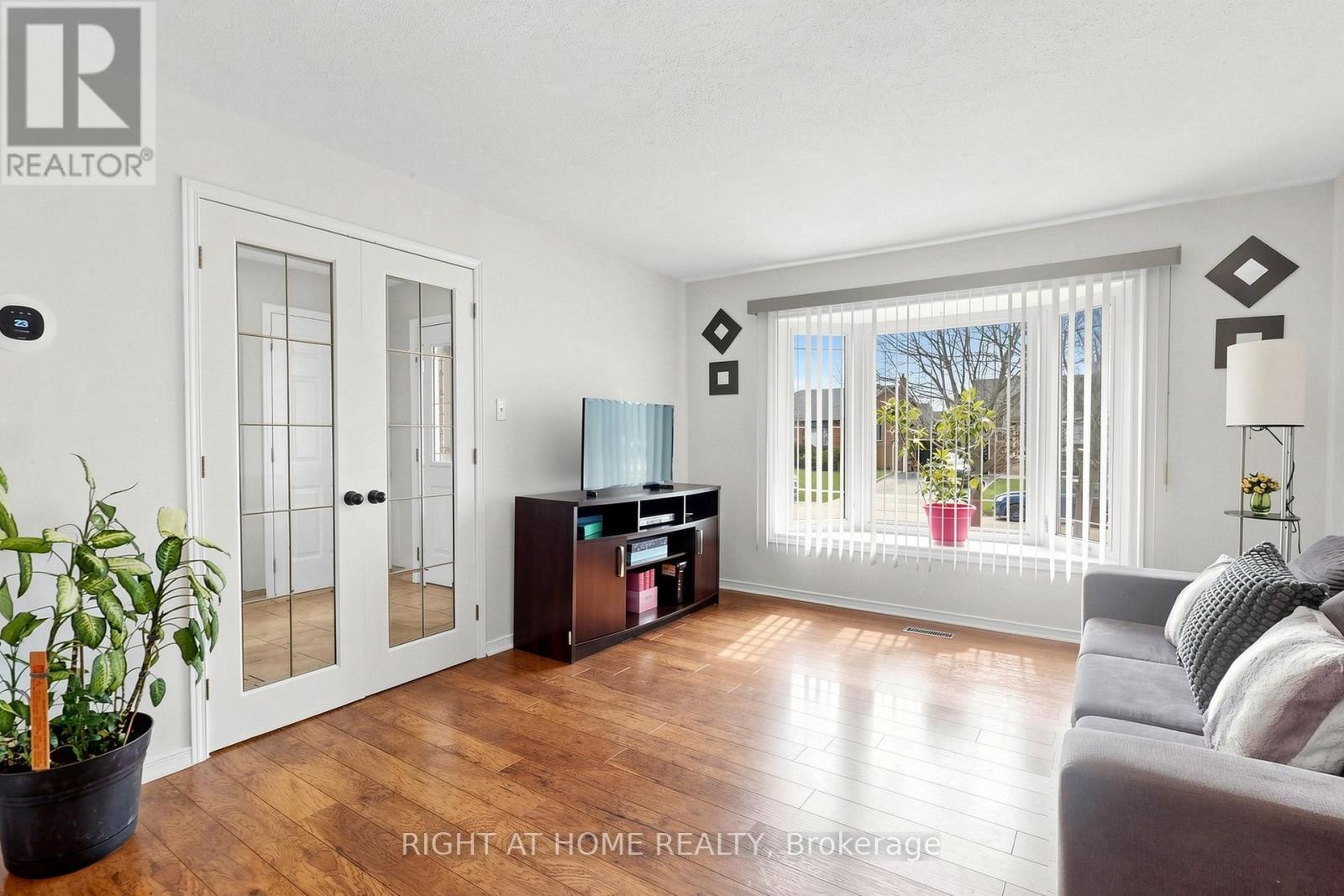 73 Pepler Place, Barrie, ON - Indoor Photo Showing Living Room