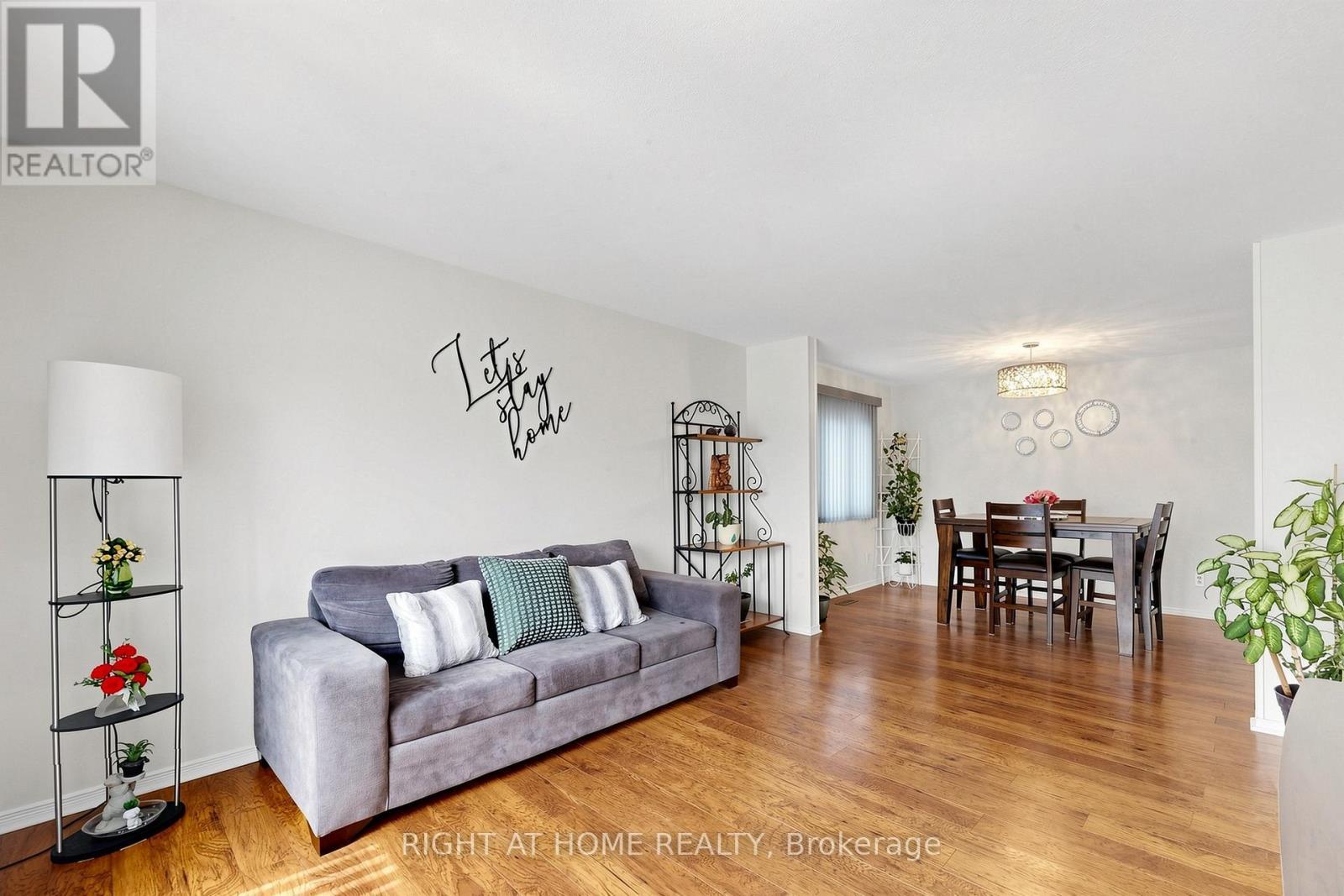 73 Pepler Place, Barrie, ON - Indoor Photo Showing Living Room