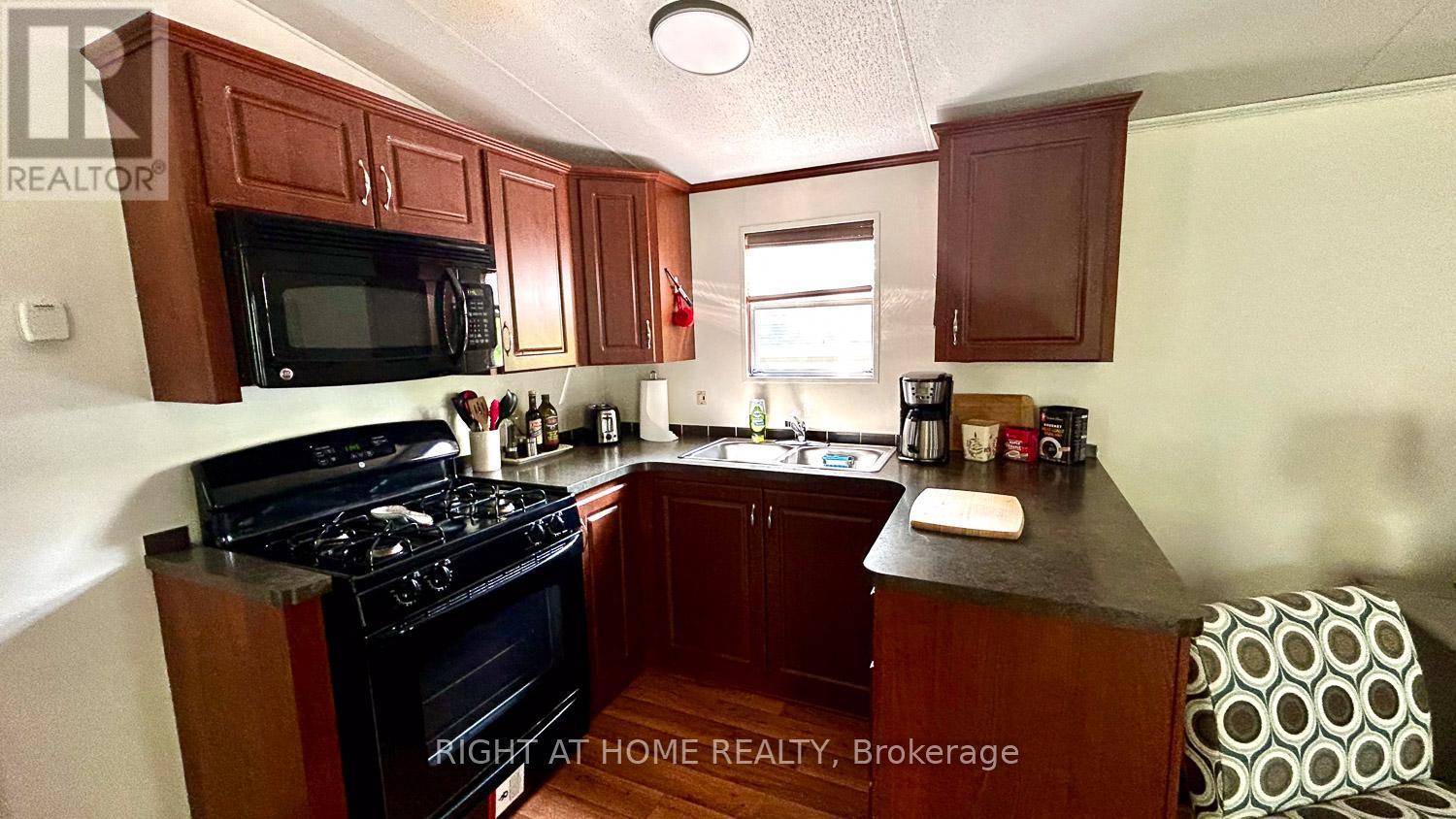 29 Maple Ridge - 1336 South Morrison Lake Road, Gravenhurst, ON - Indoor Photo Showing Kitchen