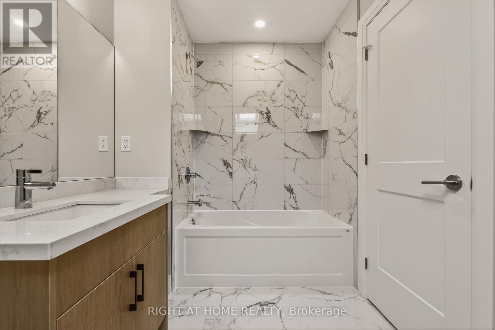 3rd Floor 3 piece bathroom - 279 Hess Street S, Hamilton, ON - Indoor Photo Showing Bathroom